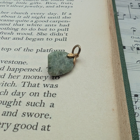 Green and Gold Necklace with Elegant Design - Picture 3 of 6